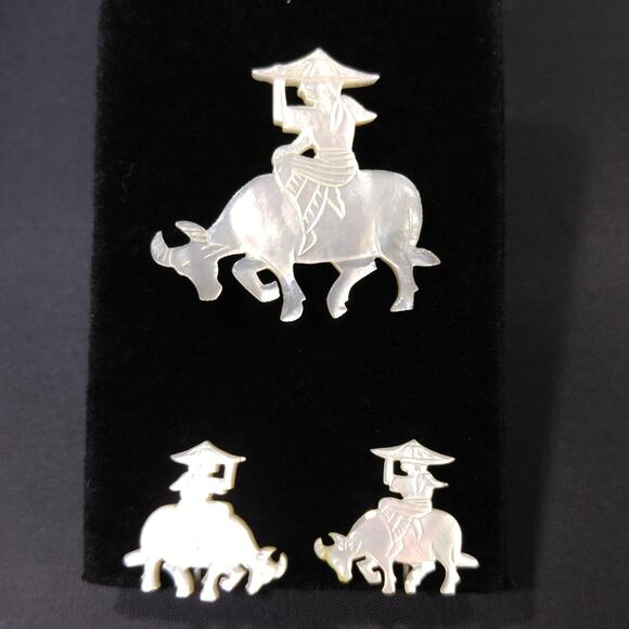 Vintage Carved Mother of Pearl Brooch & Earrings, Asian Design, 1940s - Picture 9 of 10